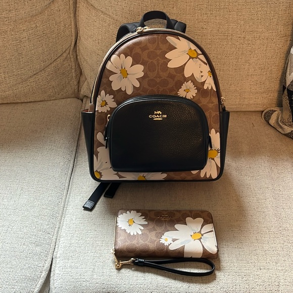 Daisy 🌼 Coach backpack and lg wallet - Picture 1 of 10